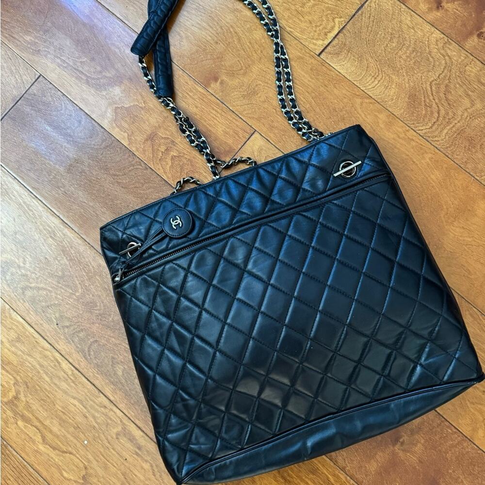 Vintage Chanel Tote- Lambskin Quilted Leather w/ CC Charm- - Picture 4 of 15